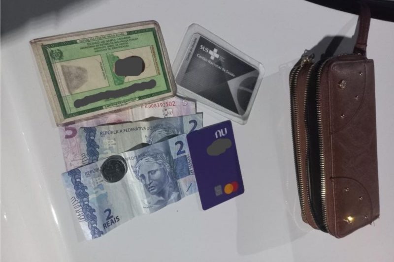 Carteira com documentos, cart&atilde;o de banco e dinheiro foi encontrada em uma lixeira – Foto: Pol&iacute;cia Militar/Reprodu&ccedil;&atilde;o/ND