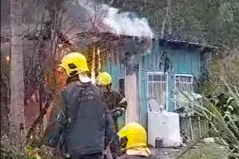 Incêndio atingiu casa de madeira