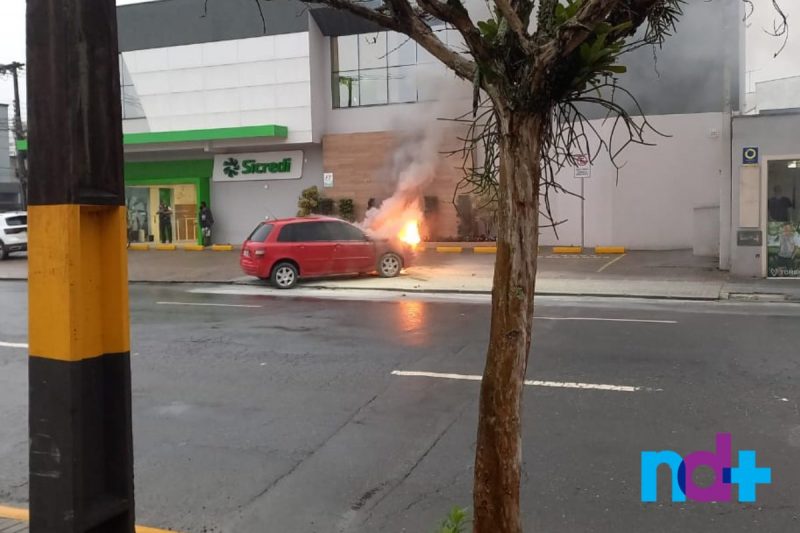 Fogo atingiu veículo no bairro Anita Garibaldi