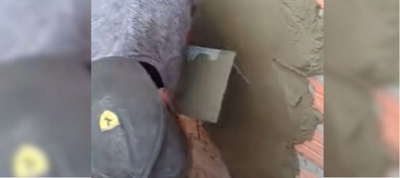 Pedreiro faz reboco em parede na velocidade da luz