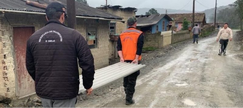 Defesa Civil distribuiu telhas para ajudar atingidos pelas fortes chuvas – Foto: Reprodu&ccedil;&atilde;o/Defesa Civil Urubici/ND