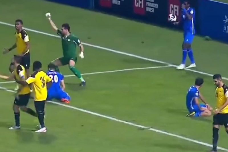 Goleiro faz milagre e dança na comemoração