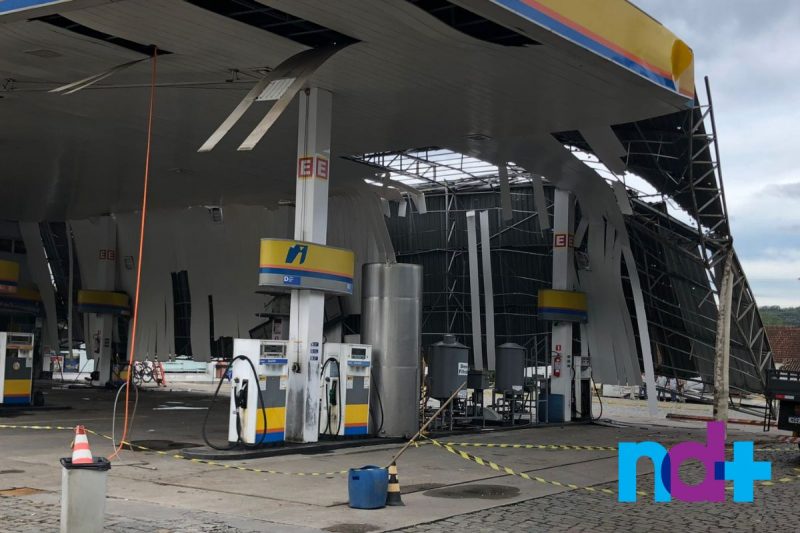 Cobertura de posto de gasolina no bairro Atiradores ficou destru&iacute;da – Foto: M&aacute;rcio Falc&atilde;o/ND