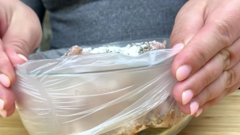 Receita de carne de porco recomenda modo de misturar ingredientes dentro de saco plástico