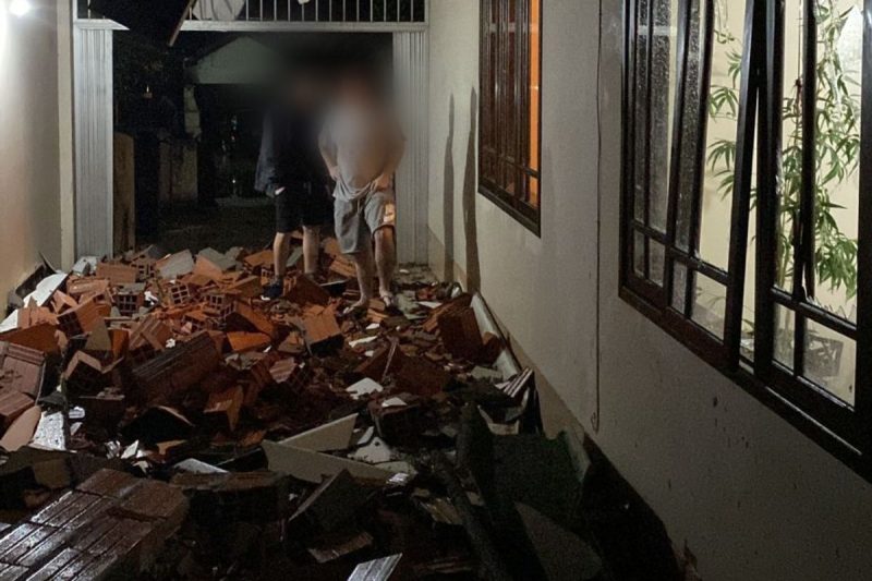Parede de casa ficou destru&iacute;da no bairro Atiradores – Foto: Internet/Reprodu&ccedil;&atilde;o/ND