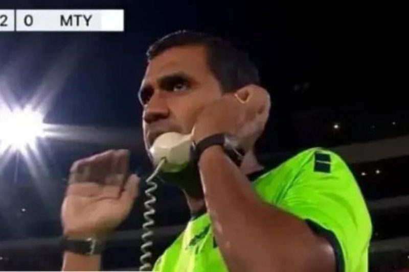 Árbitro viralizou depois de usar telefone para se comunicar com o VAR nos Estados Unidos
