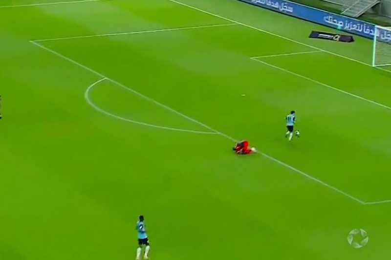 Goleiro brasileiro tenta dar drible e dá gol de presente