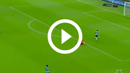 VÍDEO: Jogadora desarma goleira com cabeçada e faz gol inusitado durante  clássico - NSC Total