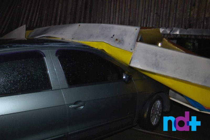 Carro foi esmagado por cobertura de posto de gasolina em Joinville – Foto: Ricardo Alves/ND