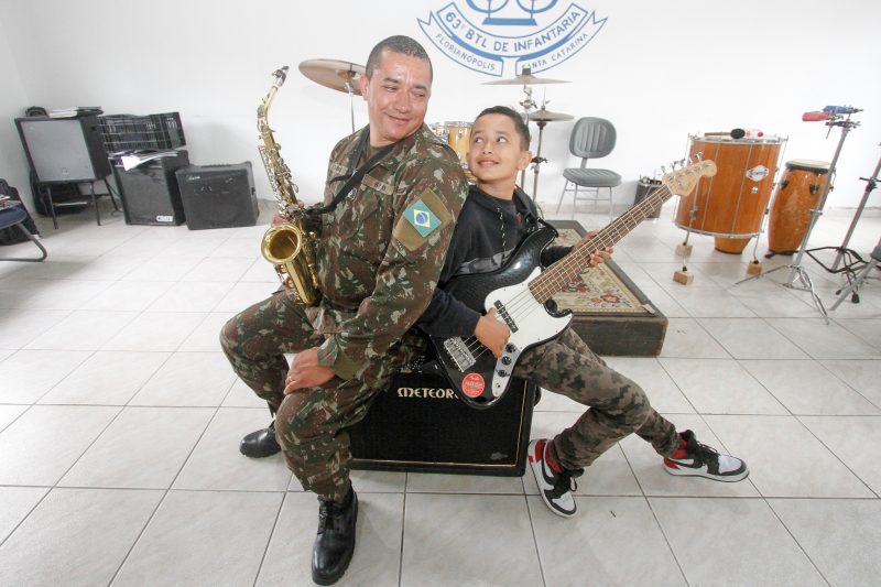 M&uacute;sico desde os 9 anos e, atualmente, saxofonista na Banda do Ex&eacute;rcito, em Florian&oacute;polis, Fabr&iacute;cio toca e canta com Hasaff desde os tr&ecirc;s anos de idade do filho – Foto: Leo Munhoz/ND