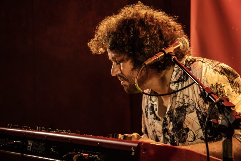 Cantor e multi-instrumentista Diego Stecanela abre a noite da Semana do Rock Catarinense no palco do Theatro Adolpho Mello em S&atilde;o Jos&eacute; – Foto: divulga&ccedil;&atilde;o