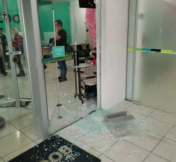 Assaltos a banco em SC: durante a ação dos bandidos, várias pessoas que estavam no banco foram feitas reféns, mas ninguém se feriu em assalto de José Boiteux- Foto: Divulgação/ND
