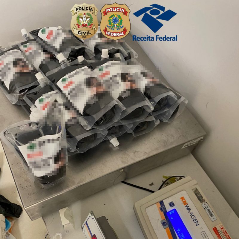 Passageiro embarcaria de Florian&oacute;polis para a &Aacute;sia na noite deste s&aacute;bado (19); subst&acirc;ncia estava em produtos de beleza – Foto: Pol&iacute;cia Civil/Divulga&ccedil;&atilde;o/ND