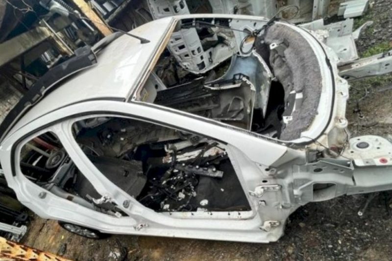 Dupla trabalhava no desmanche do ve&iacute;culo quando foi abordada pela PM – Foto: Pol&iacute;cia Militar/Divulga&ccedil;&atilde;o