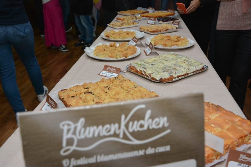 Diversas iguarias postas em cima de mesa durante festival 