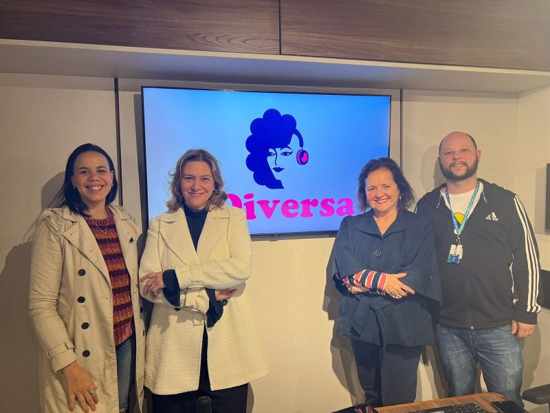 Luciana Pereira, apresentadora do aDiversa, com D&eacute;borah Almada, L&eacute;lia Nunes e Andr&eacute; Celeste, designer de som do podcast – Foto: Eduarda Souza / ND