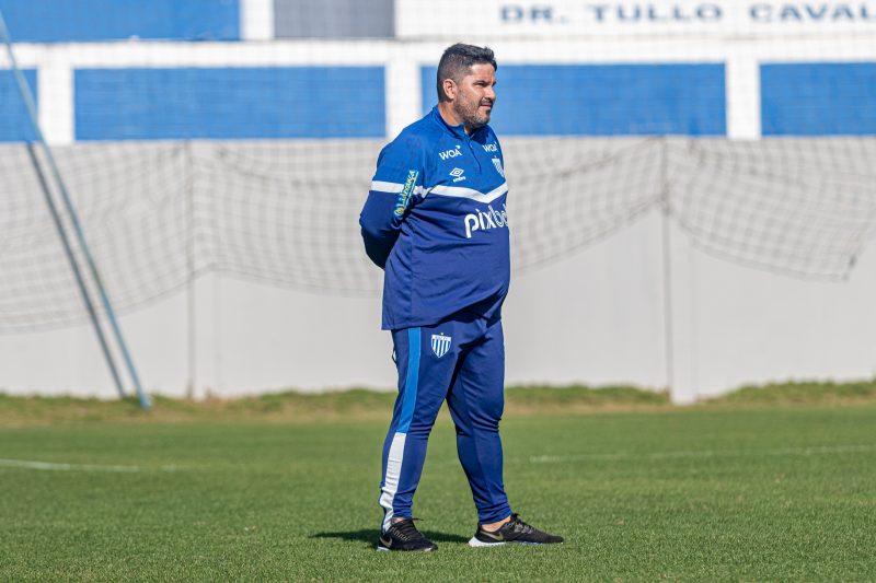 Eduardo Barroca deve fazer mudanças na equipe do Avaí para a partida contra o Criciúma
