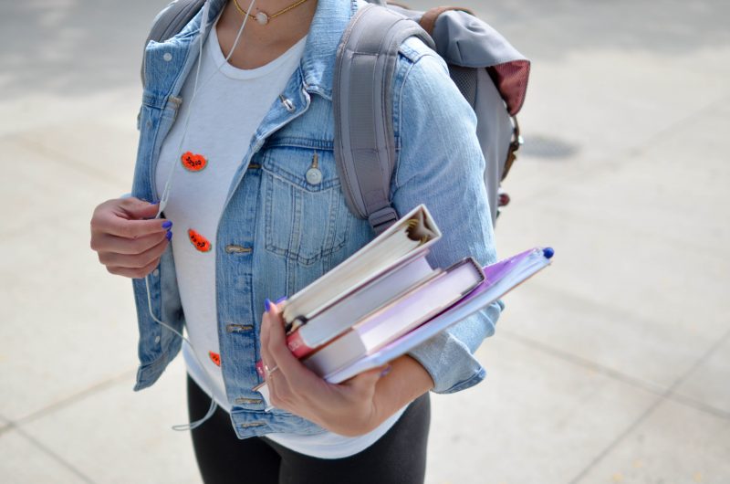 Foto de estudante com livros na mão