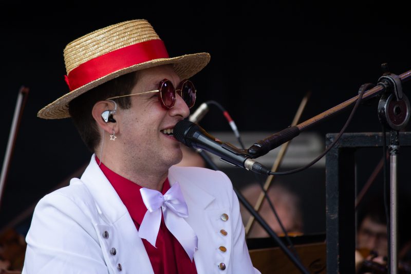 Maiores sucessos de Elton John ganham vida no Continente Shopping, em um tributo imperdível