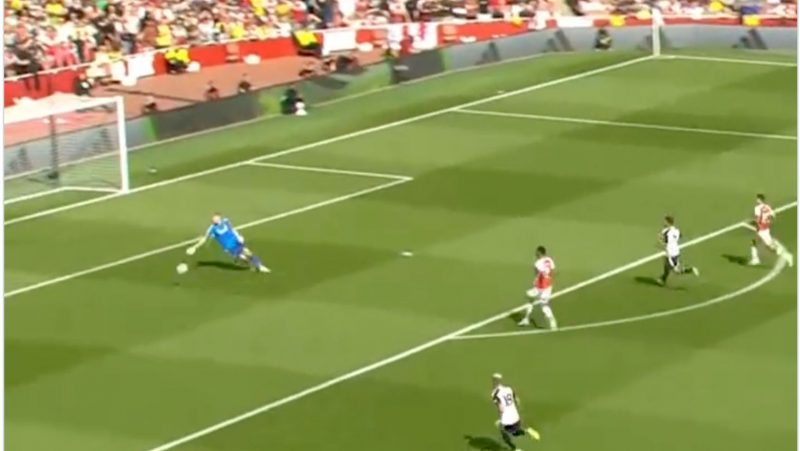 Andreas Pereira tira o goleiro da jogada com um chute no canto e de longa distância