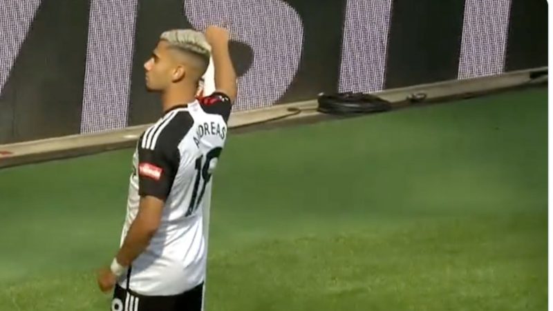 Jogador brasileiro faz pose ao marca seu belo gol e salvar o dia do Fulham – Foto: Reprodu&ccedil;&atilde;o