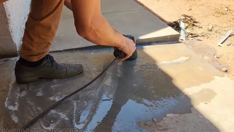 Porcelanato de pobre começa com uma boa lixadeira no piso de cimento