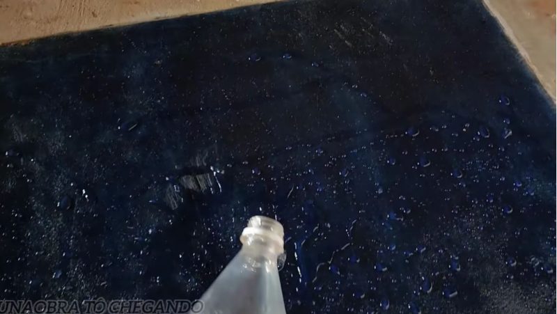 Ao fim da aplica&ccedil;&atilde;o, o piso fica “vitrificado” – Foto: Reprodu&ccedil;&atilde;o