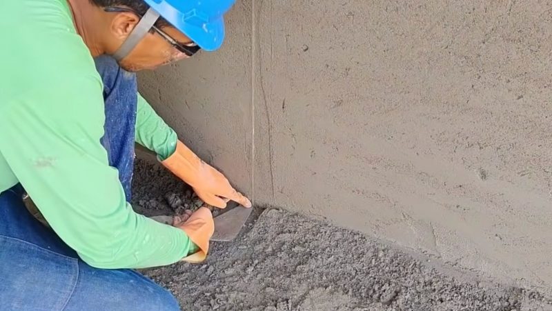 Pedreiro mostra passo a passo de modo simples de fazer reboco
