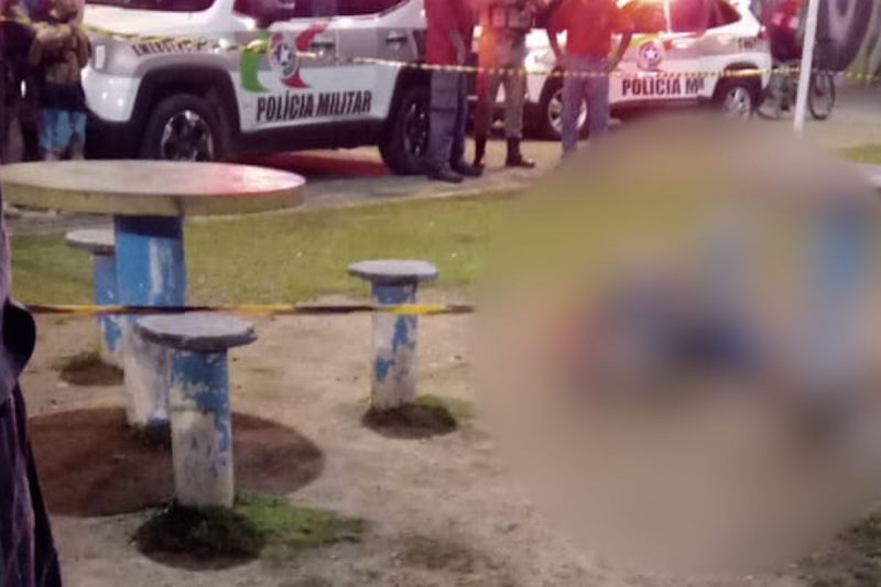 Homem foi morto a tiros enquanto estava em uma pra&ccedil;a no Aventureiro – Foto: Reprodu&ccedil;&atilde;o/Redes Sociais/ND