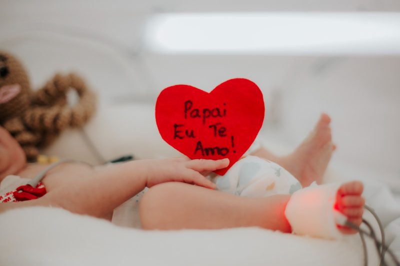 Bebês internados em Blumenau fazem ensaio do Dia dos Pais 