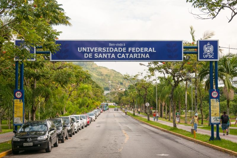 Foto da placa da UFSC