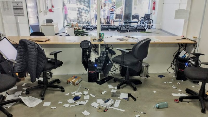 Paciente destrói farmácia