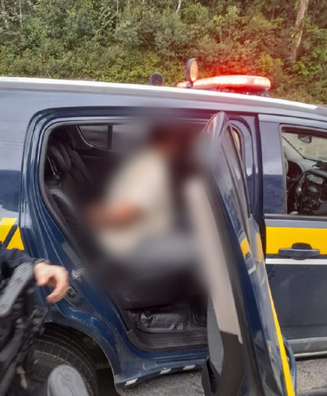 Investigado pela Pol&iacute;cia Civil, suspeito foi preso em abordagem policial &agrave;s margens da BR-101 em Joinville, neste domingo (27) – Foto: PRF/Divulga&ccedil;&atilde;o/ND