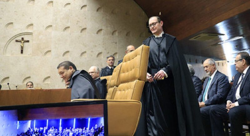 Advogado Cristiano Zanin tomou posse como novo ministro do STF nesta quinta (3)