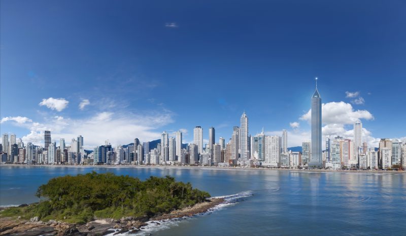 Panorama da orla de Balneário Camboriú, medida no Censo 2022, vista do mar, com a Ilha das Cabras em destaque