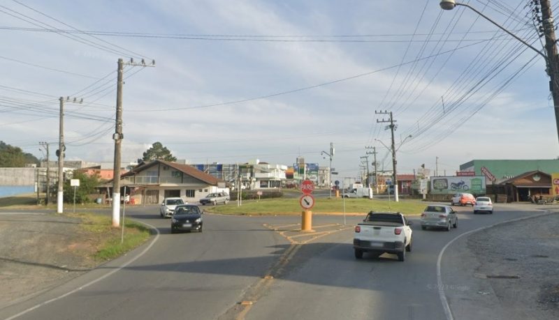 Dupla encapuzada entrou na casa com uma faca e levou caixa de som, celular, uma TV e mais de R$ 1 mil em dinheiro, nesta quarta-feira (9) - Foto: Google Street View/Divulgação/ND