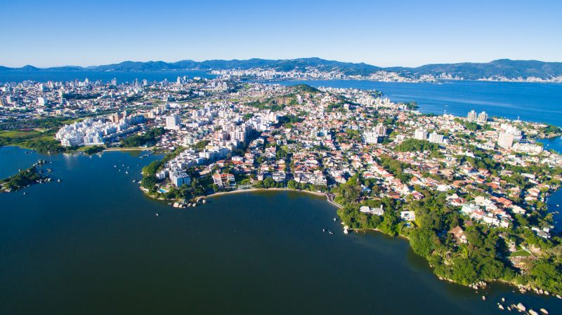 Florianópolis caiu no índice de desenvolvimento econômico Florianópolis caiu no índice de desenvolvimento econômico, foto aérea mostra Ilha de Santa Catarina de cima, cercada de mar