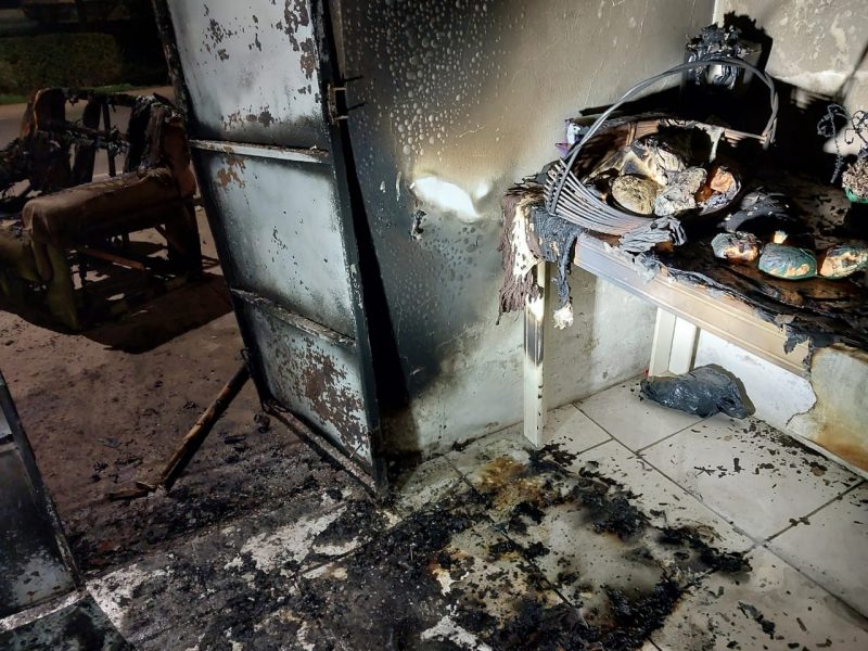 Casa ficou destru&iacute;da ap&oacute;s homem atear fogo – Foto: Reprodu&ccedil;&atilde;o/CBMSC/ND