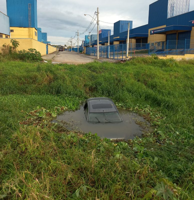 Nenhuma v&iacute;tima estava dentro do autom&oacute;vel – Foto: Pol&iacute;cia Militar/Reprodu&ccedil;&atilde;o/ND