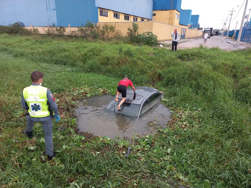 Carro é achado dentro de vala em Tijucas
