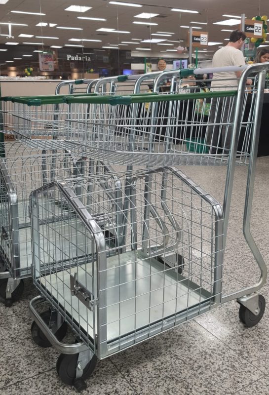 Carrinhos adaptados para pets chegam à rede de supermercados em Blumenau