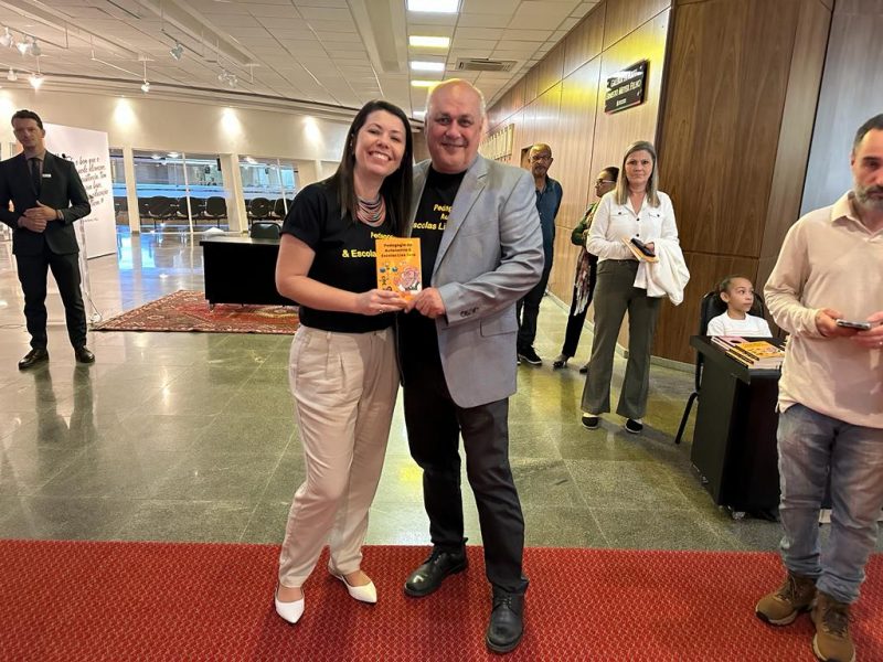 Autores da obra, Fabiana Nogueira Mina e Rodrigo Sabatini posam com o livro “Pedagogia da Autonomia e Escolas Lixo Zero"