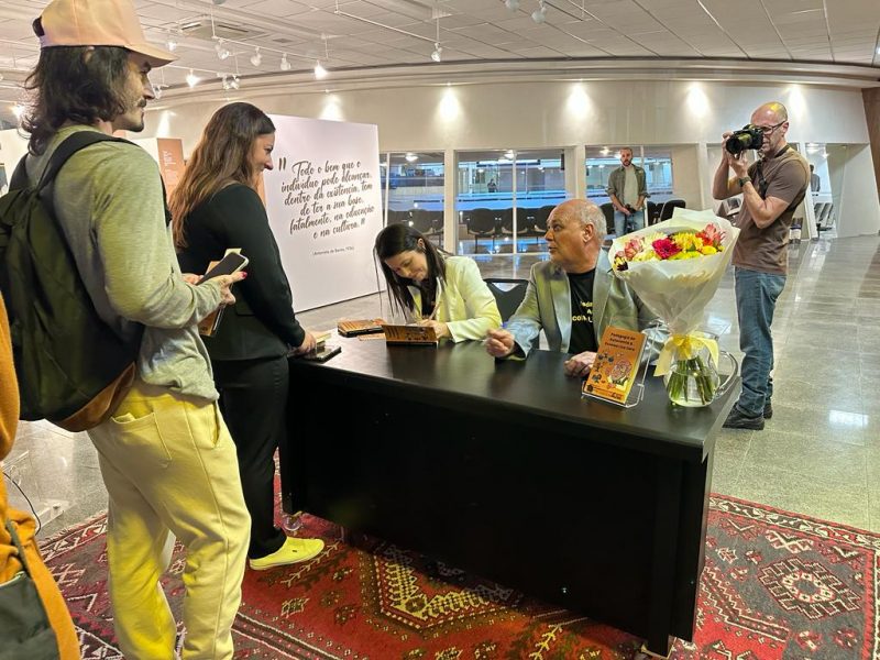 Autores durante a sessão de autógrafos da obra "“Pedagogia da Autonomia e Escolas Lixo Zero"