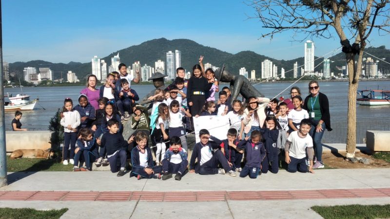 Alunos do CMEI Professora Alciréia da Conceição Couto na praça do pescador 