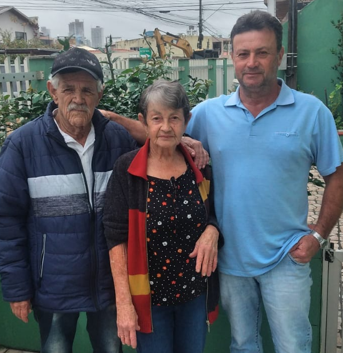 Seu Chiquinho, sua esposa e seu filho, que também é pescador nas horas vagas