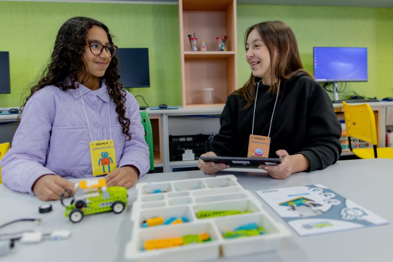 Isabely e Ana tem em comum o gosto pela robótica, sendo as vencedoras da disputa que aconteceu em 2022