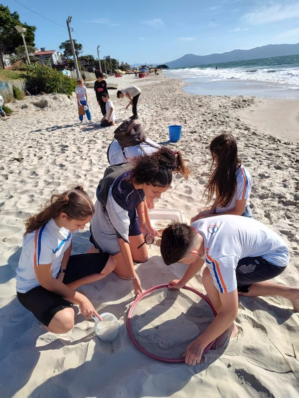 A experiência de limpar a praia ensina muito aos estudantes envolvidos.