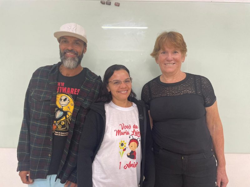 Josilei (meio da foto) acredita que é importante continuar estudando depois do EJA