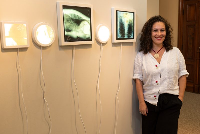 Artista Visual Ana S&aacute;bia com sua obra ‘Noite Paisagens Imagin&aacute;rias’ – Foto: Luciana Petrelli/ Divulga&ccedil;&atilde;o/ ND