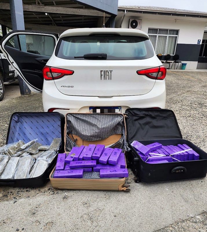 Droga estava em malas no carro – Foto: Reprodu&ccedil;&atilde;o/PRF
